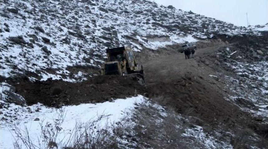 Kar Kış Demeden Yayla Yolları Yapılıyor