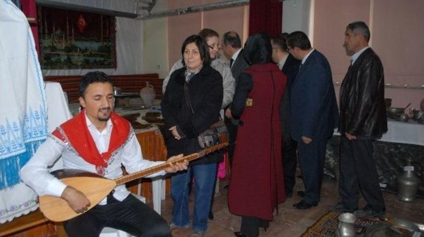 Miniklerden "herşey Mazide Saklı" Sergisi