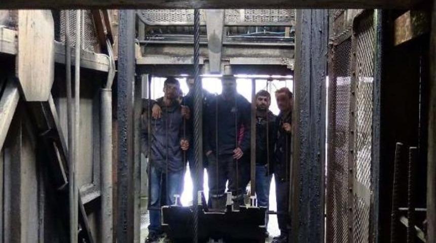 60 Madenci İşten &Ccedil;ıkarıldı, 350 İş&ccedil;i Ocaktan &Ccedil;ıkmama Eylemi Başlattı