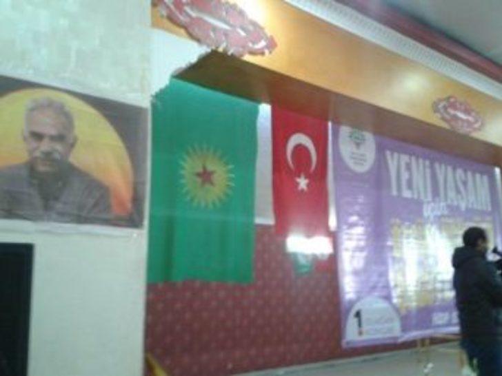 Hdp Kongresinde Öcalan Posteri, Türk Bayrağı Ve Sözde Pkk Bayrağı Asıldı