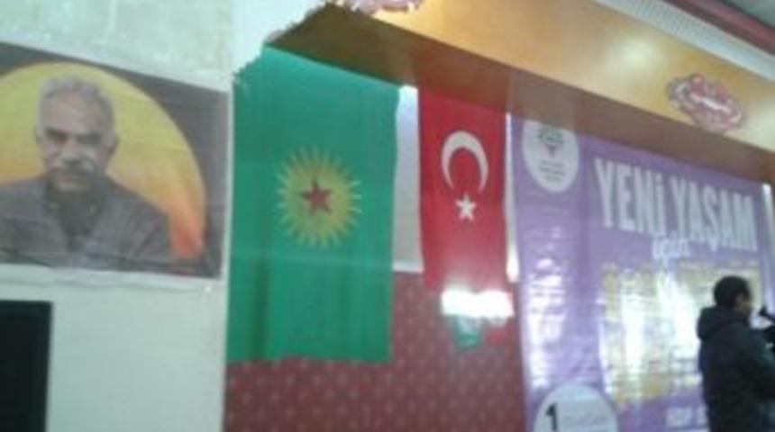 Hdp Kongresinde &Ouml;calan Posteri, T&uuml;rk Bayrağı Ve S&ouml;zde Pkk Bayrağı Asıldı