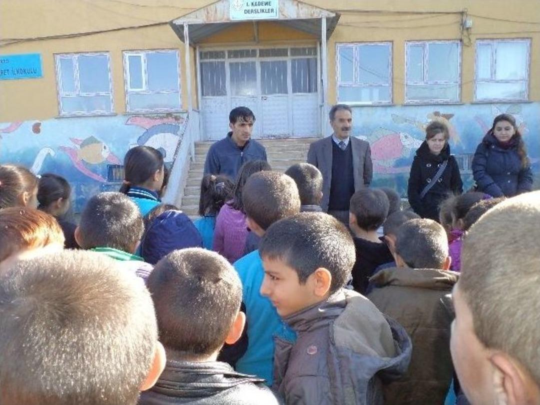 Okul Aile Birliği Başkanından Başarılı &Ouml;ğrencilere Ayakkabı