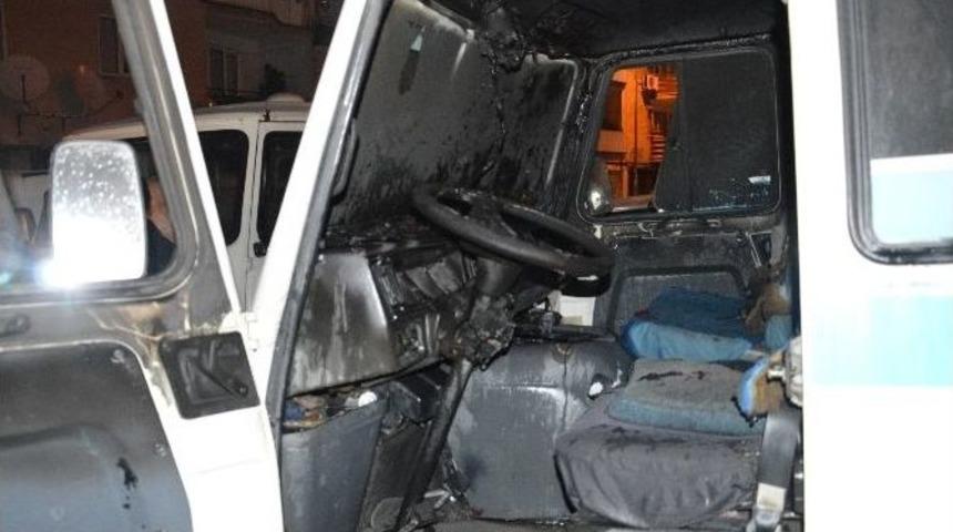 Manisa’da Boş Minibüste Yangın Çıktı