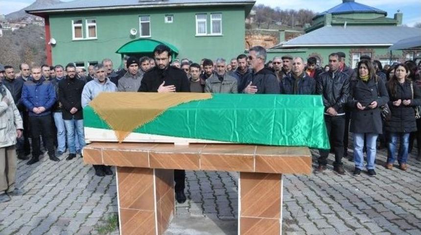 Ameliyat Sırasında Atardamarı Kesilen Kadın Toprağa Verildi