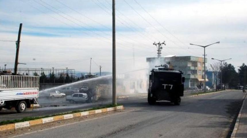 Hani'de, Dedaş G&ouml;revlilerini İl&ccedil;eye Sokmayan Kalabalığa Polis M&uuml;dahalesi