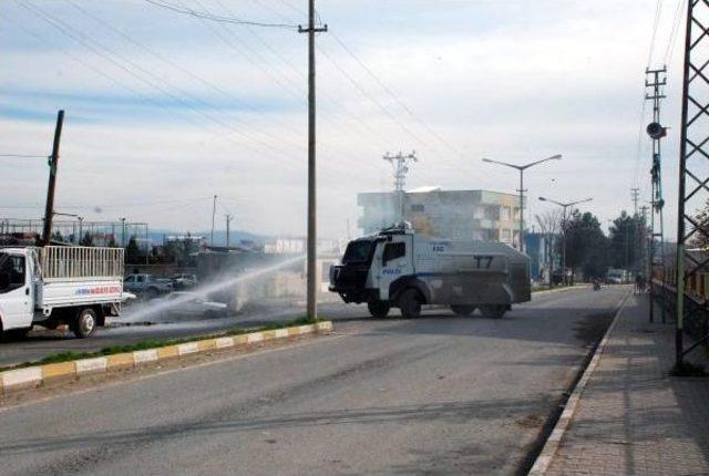 Hani'de, Dedaş Görevlilerini İlçeye Sokmayan Kalabalığa Polis Müdahalesi