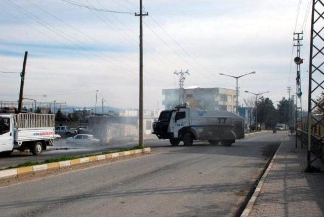 Hani'de, Dedaş Görevlilerini İlçeye Sokmayan Kalabalığa Polis Müdahalesi