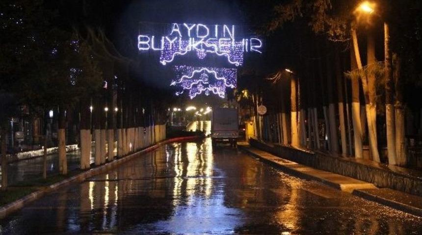 Kuşadası&rsquo;nda Caddeler Işıl Işıl