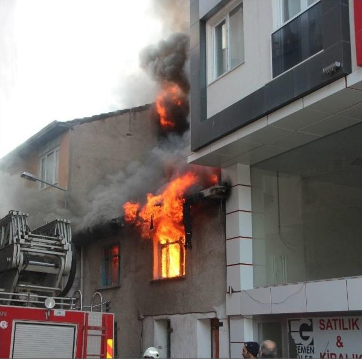 Bilecik&rsquo;te Ahşap Evde &Ccedil;ıkan Yangın Paniğe Neden Oldu