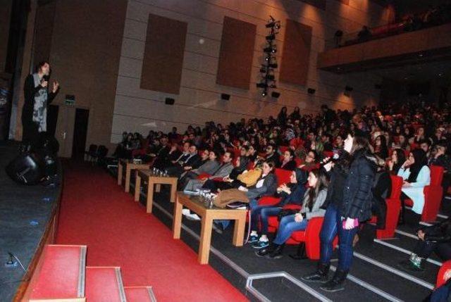 Elif Şafak Fatih Üniversitesi'nde Öğrencilerle Buluştu