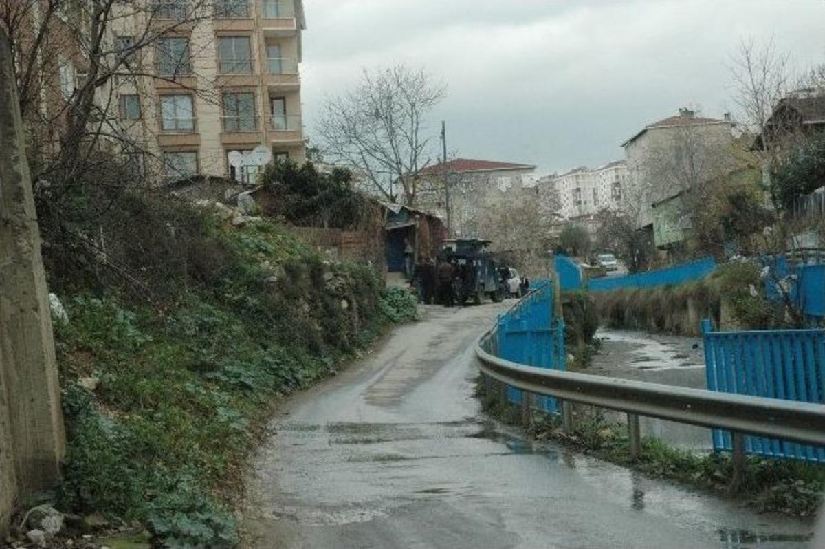 Ataşehir&rsquo;de &Ccedil;evreye Ateş Eden Gen&ccedil;, Polisi Alarma Ge&ccedil;irdi