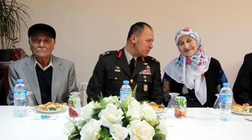 Komandolar Yaşlıların G&ouml;n&uuml;llerini Aldı