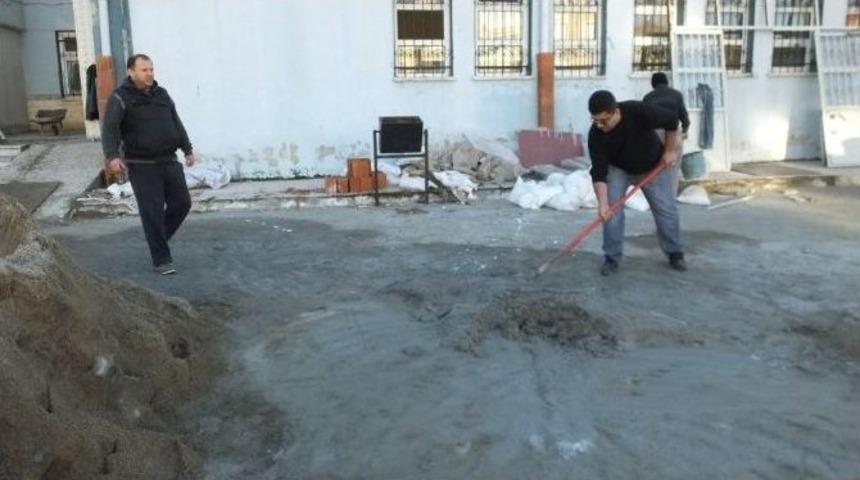 &Ouml;ğretmenler Taş Kırıp Har&ccedil; Kararak Spor Salonunu Onarıyor