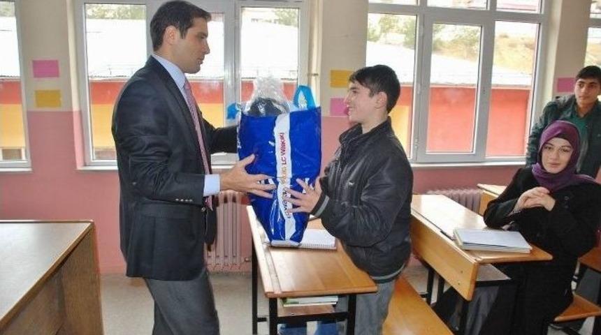 Gölova’da Öğrencilere Giyecek Yardımı