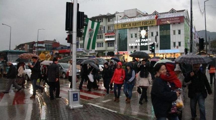 Bursa&rsquo;da Dolu Ve Sağanak Yağış Hayatı Olumsuz Etkiledi