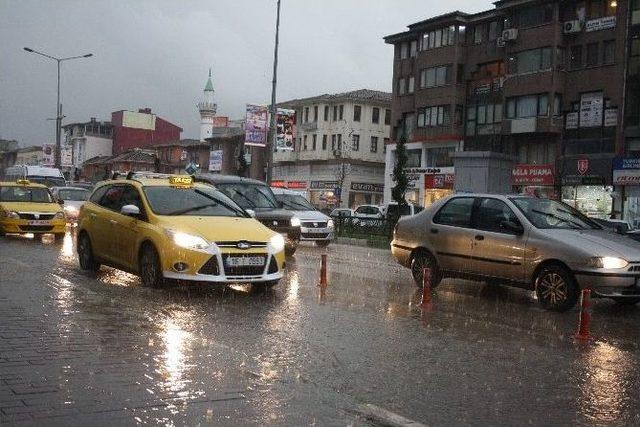 Bursa’da Dolu Ve Sağanak Yağış Hayatı Olumsuz Etkiledi