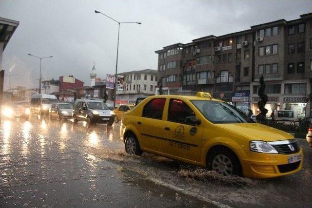 Bursa’da Dolu Ve Sağanak Yağış Hayatı Olumsuz Etkiledi