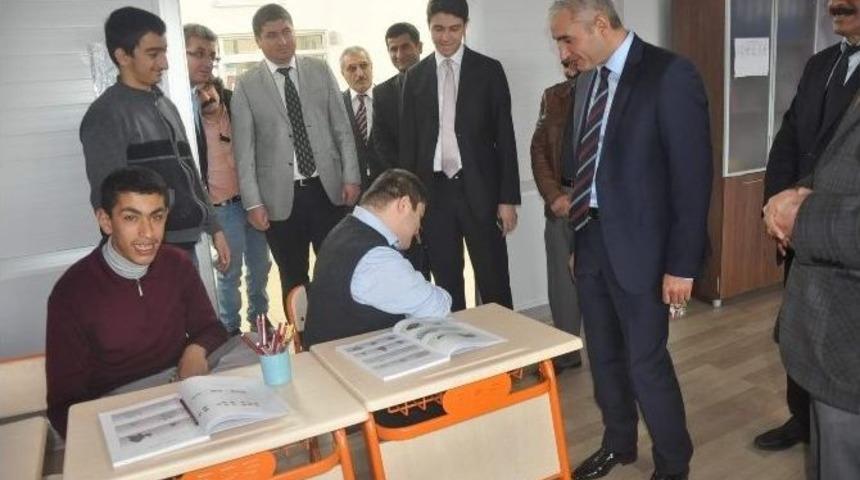 Başt&uuml;rk Engelli &Ouml;ğrencileri Okullarında Ziyaret Etti