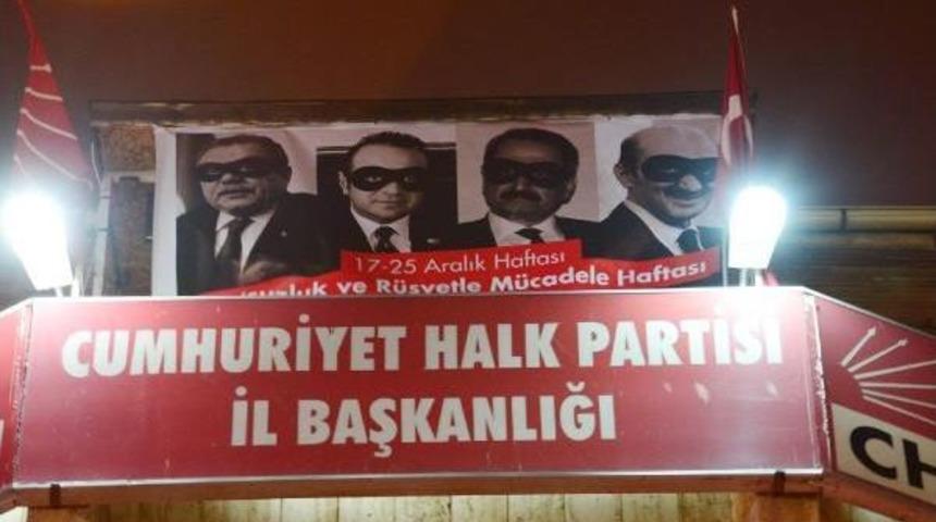 Chp Kocaeli İl Binasına Asılan 4 Eski Bakanın Fotoğrafının Bulunduğu Pankart Mahkeme Kararıyla İndirildi