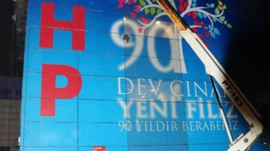 "o Pankart" Chp İstanbul İl Binasından Polis Tarafından İndirildi