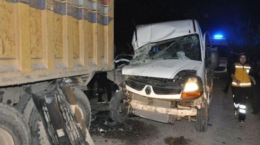 &Ouml;ğrenci Servisi Kamyona &Ccedil;arptı: 16 Yaralı