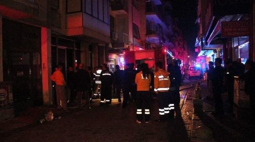İzmir&rsquo;de 4 Katlı Binanın, Alt Katında &Ccedil;ıkan Yangında 1 Kişi &Ouml;ld&uuml;