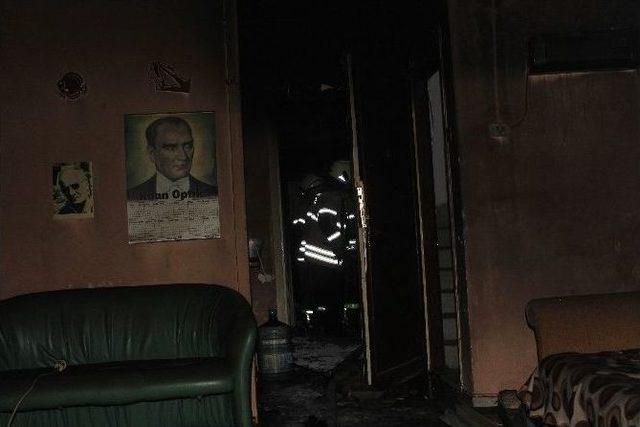 İzmir’de 4 Katlı Binanın, Alt Katında Çıkan Yangında 1 Kişi Öldü