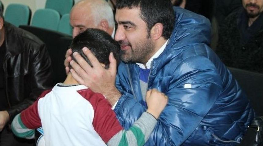 &Uuml;mit &Ouml;zat Ve Ekibi Kimsesiz &Ccedil;ocukları Ziyaret Etti
