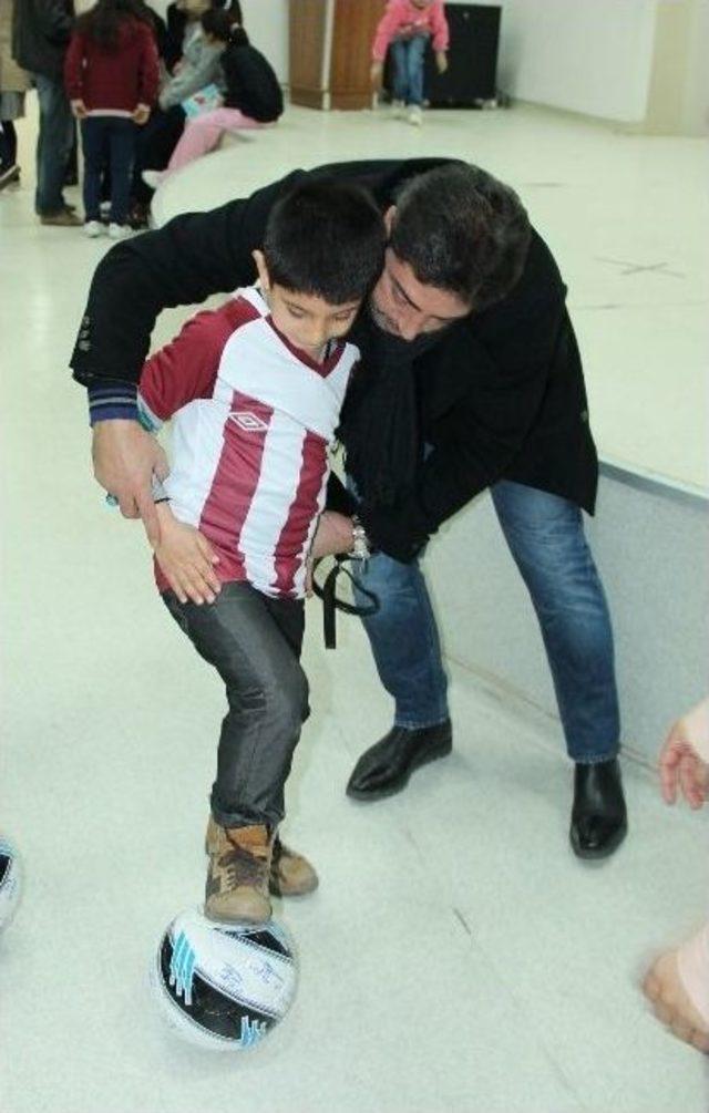 &Uuml;mit &Ouml;zat Ve Ekibi Kimsesiz &Ccedil;ocukları Ziyaret Etti 1