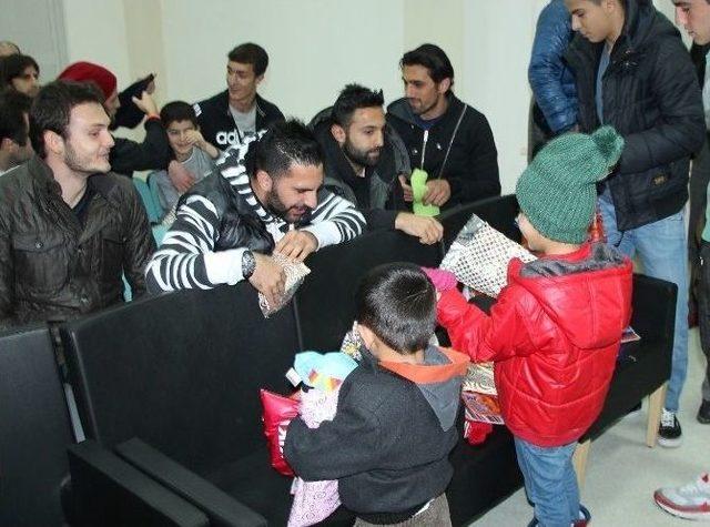 &Uuml;mit &Ouml;zat Ve Ekibi Kimsesiz &Ccedil;ocukları Ziyaret Etti 3