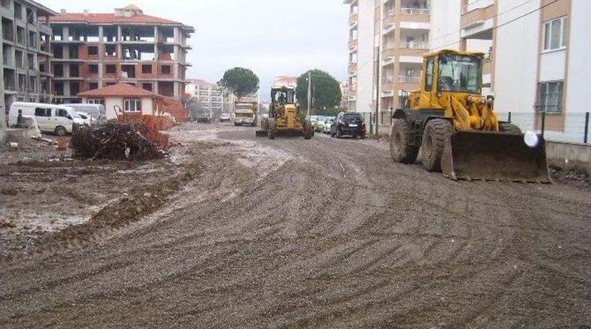 Edremit&rsquo; Te &Ccedil;amurlu Ve Bozuk Yollara M&uuml;dahale