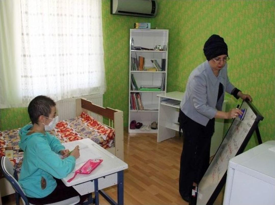 (&ouml;zel Haber) L&ouml;semi Hastası Rana Okula Gidemeyince Odası Sınıfa &Ccedil;evrildi