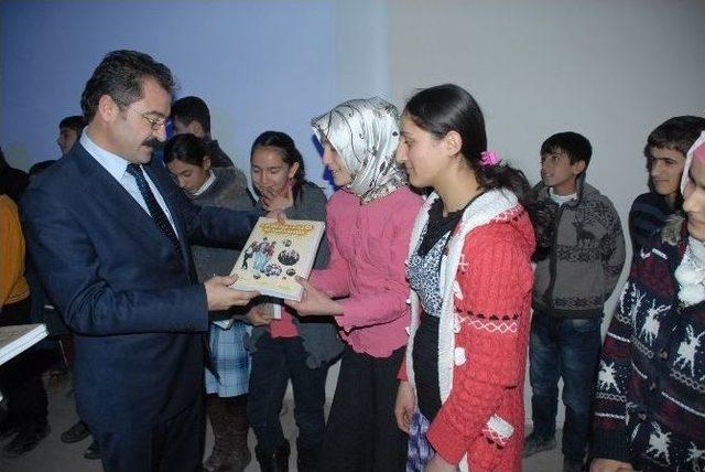 Tuşba İlçe Milli Eğitim Müdürlüğü’nde “120 Kahraman Çocuk Adına 30 Bin Kaynak Kitap Dağıtımı” Kampanyası Yapıldı