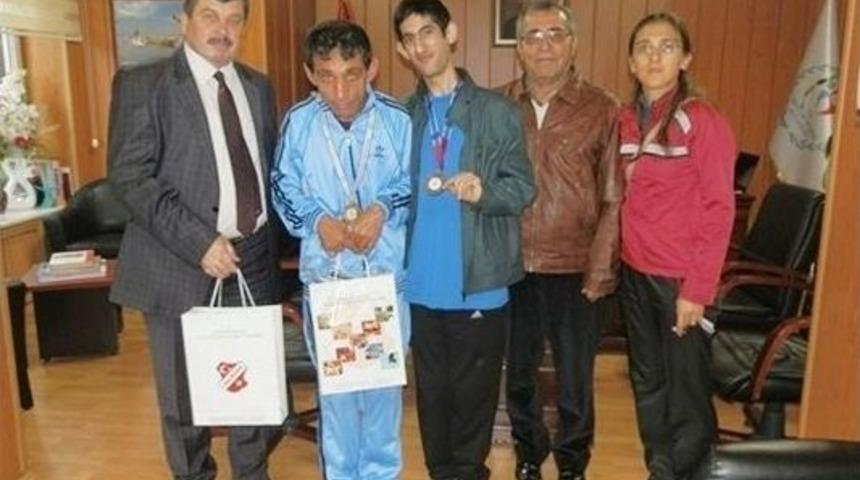 Burhaniyeli Sporcular İl M&uuml;d&uuml;r&uuml;n&uuml; Ziyaret Etti