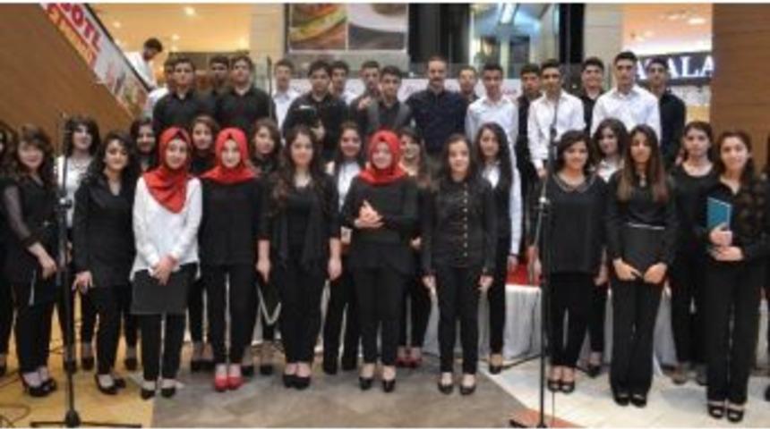 Şanlıurfa Piazza&rsquo;da &ldquo;polifonik Koro&rdquo; Konseri