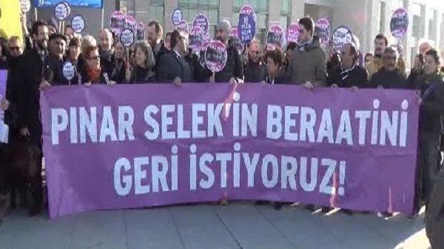Dava öncesi Adliye Önünde Pınar Selek'e Destek