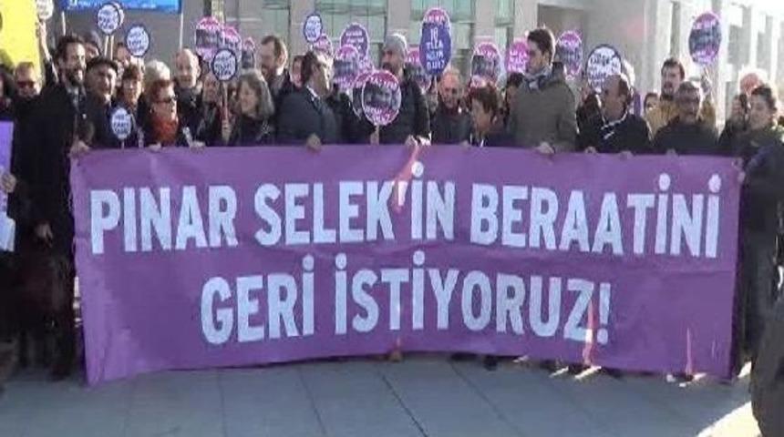 Dava öncesi Adliye Önünde Pınar Selek'e Destek