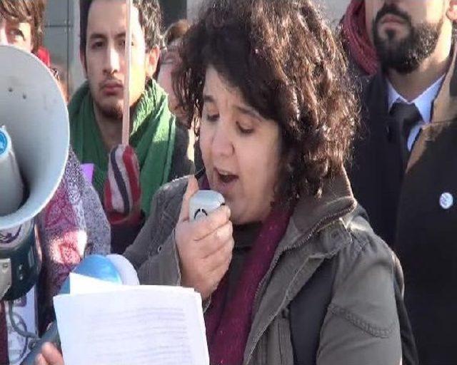 Dava öncesi Adliye Önünde Pınar Selek'e Destek