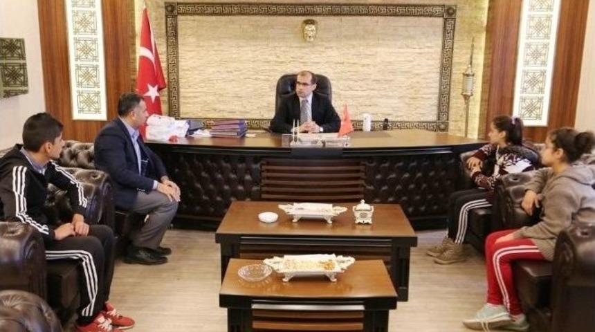 Kaymakam Ayca, Tekvando M&uuml;sabakalarında Dereceye Girenlere Tablet Hediye Etti