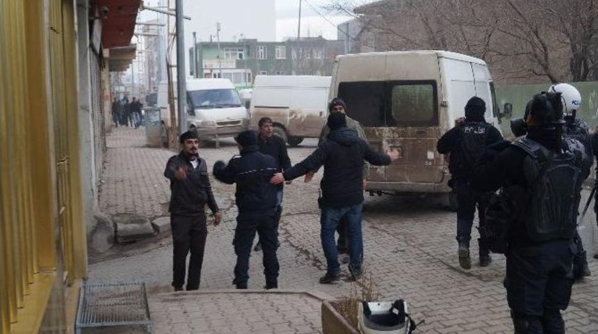 Şafak Operasyonunda Sekiz Kamyon Dolusu Sigara Ele Ge&ccedil;irildi