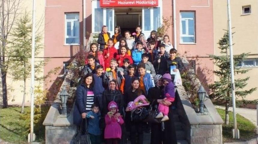 Ortaokul Öğrencilerinden Huzurevine Ziyaret