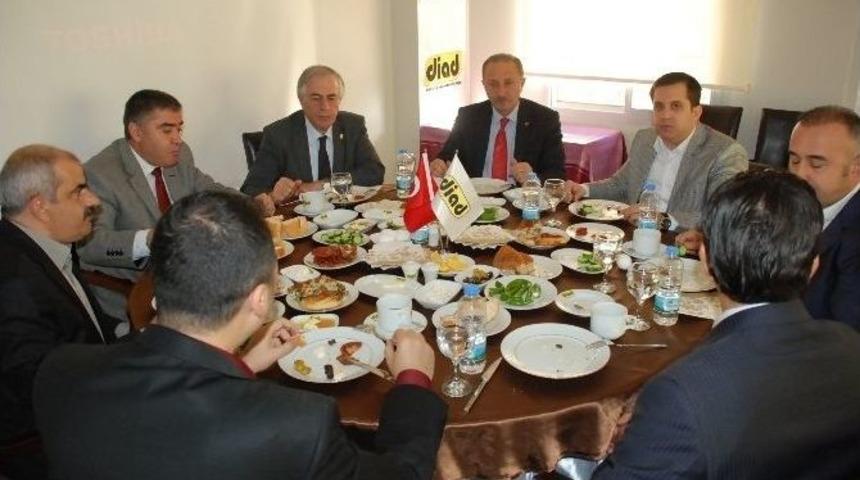 Diad Başkan Atabay&rsquo;a Ve &Uuml;yelerine Kahvaltı Verdi