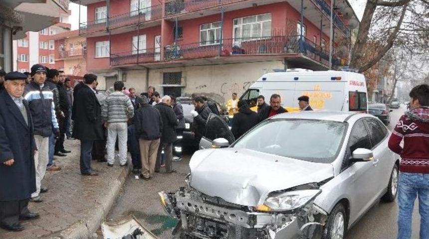 Otomobiller &Ccedil;arpıştı: 1 Yaralı