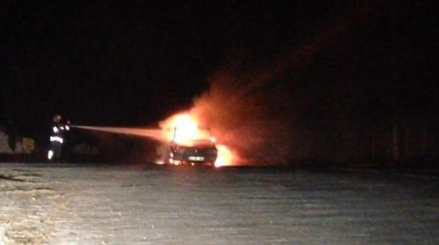 Alev Alan Otomobil Yandı