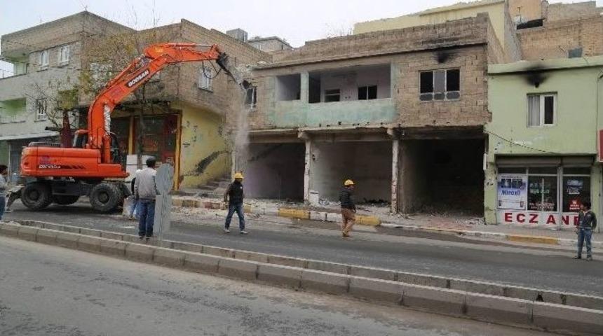 Tarihi Kalenin &Ccedil;evresindeki Yapıların Yıkımına Başlandı