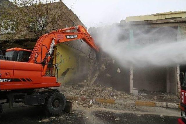 Tarihi Kalenin &Ccedil;evresindeki Yapıların Yıkımına Başlandı 1