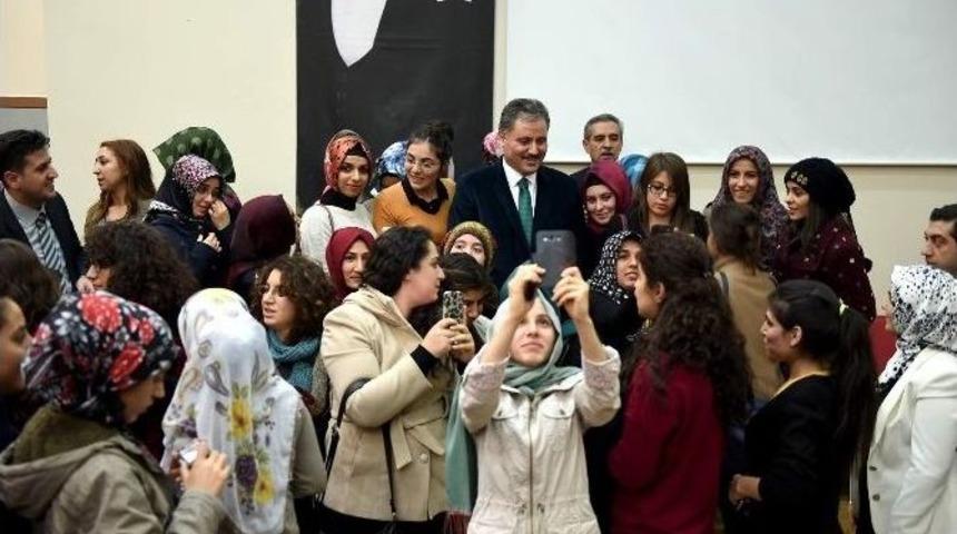 B&uuml;y&uuml;kşehir Belediye Başkanı Ahmet &Ccedil;akır, &lsquo;kariyer G&uuml;nleri&rdquo;nin Konuğu Oldu