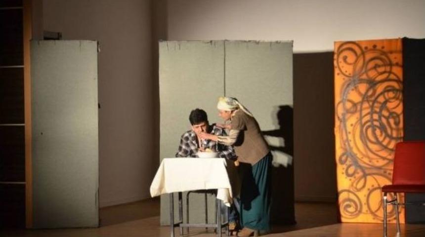 "pembe Aslında Siyahtır" T&uuml;rkoğlu&rsquo;da