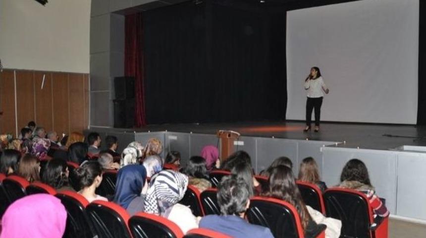 Om&uuml;&rsquo;de Necip Fazıl Ve Nazım Hikmet Şiirleri Okundu