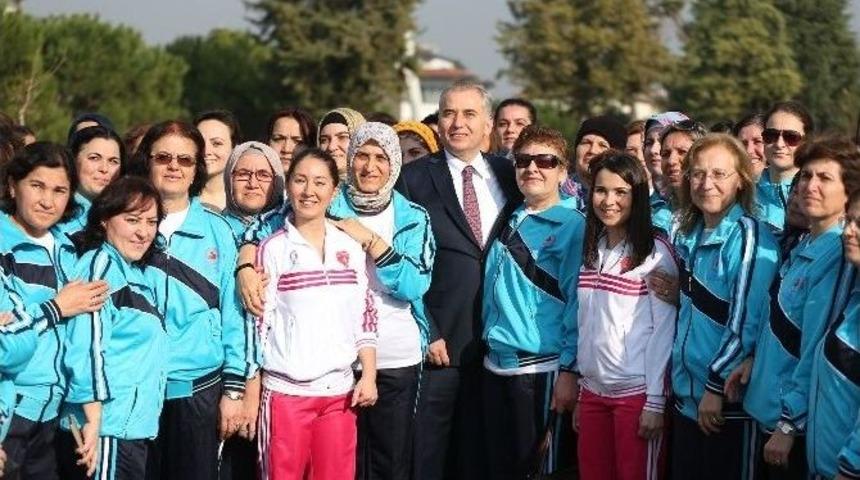 Pilates Yapan Kadınlara Başkan Zolan&rsquo;dan 4 Bin Eşofman